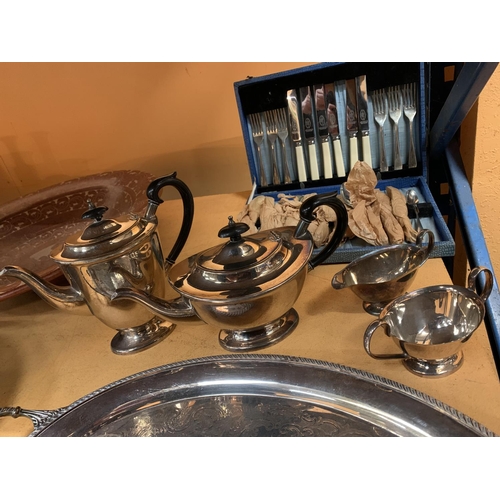 143 - A CANTEEN OF VINTAGE FLATWARE TO INCLUDE A PLATTER AND SILVER PLATE TEA POTS ETC