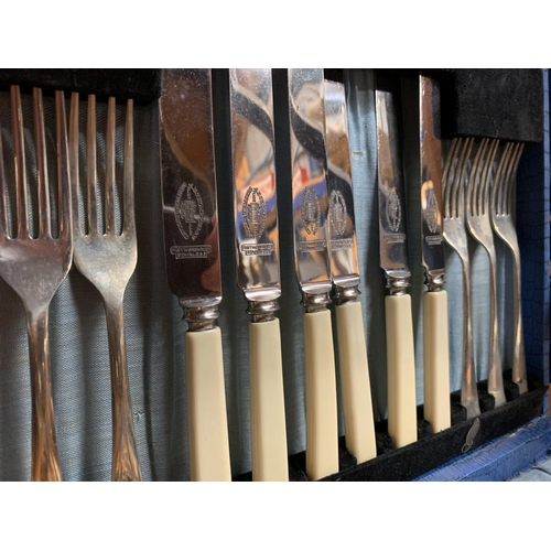 143 - A CANTEEN OF VINTAGE FLATWARE TO INCLUDE A PLATTER AND SILVER PLATE TEA POTS ETC