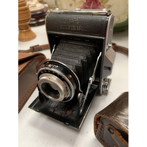 149 - A SELECTION OF PHOTOGRAPHIC ITEMS TO INCLUDE A VINTAGE ENSIGN SELFIX 16.20 CAMERA AND LEATHER CASE.