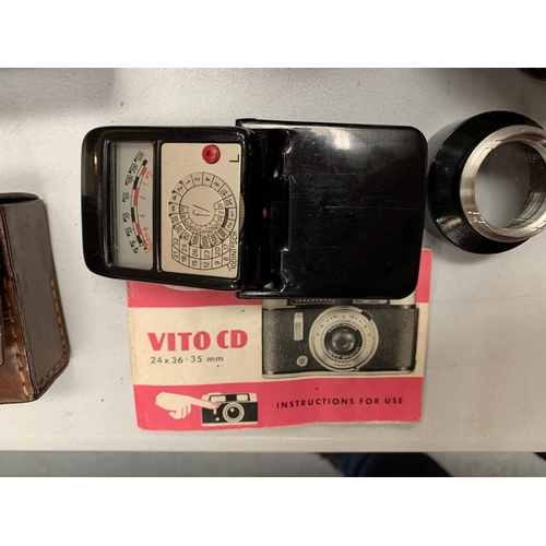 149 - A SELECTION OF PHOTOGRAPHIC ITEMS TO INCLUDE A VINTAGE ENSIGN SELFIX 16.20 CAMERA AND LEATHER CASE.