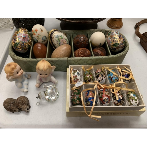 151 - A SELECTION OF DECORATIVE EGGS TO INCLUDE FURTHER OVOID EXAMPLES