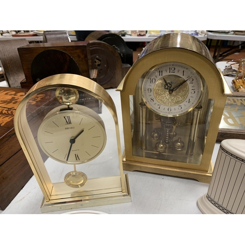 152 - A COLLECTION OF FIVE MANTEL CLOCKS TO INCLUDE A HOWARD & MILLER ANNIVERSARY CLOCK, A WEDGWOOD 