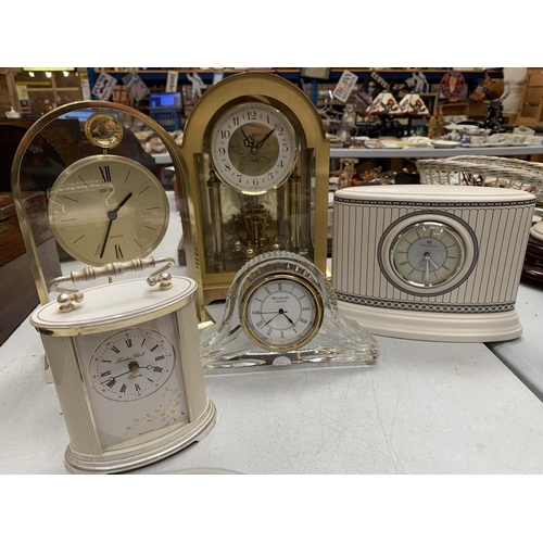 152 - A COLLECTION OF FIVE MANTEL CLOCKS TO INCLUDE A HOWARD & MILLER ANNIVERSARY CLOCK, A WEDGWOOD 