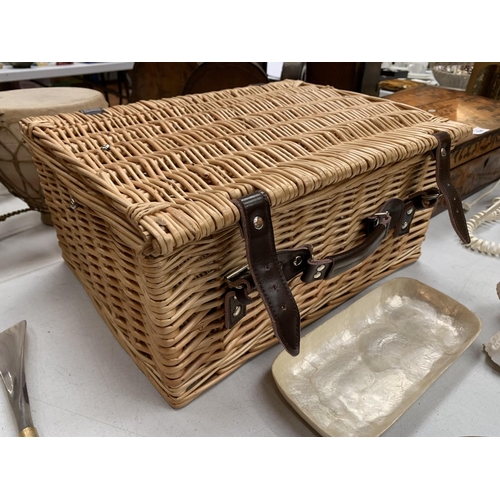 157 - A WICKER PICNIC BASKET, THREE SHELLS, TWO PEARLESQUE DISHES AND A SNUFF BOX