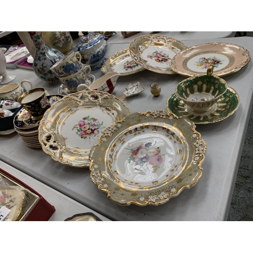 160 - AN ASSORTMENT OF CERAMICS TO INCLUDE PLATES CUPS AND SAUCERS AND VASES PLUS A BOXED PAIR OF ROYAL WO... 