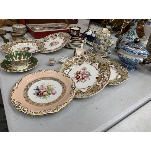 160 - AN ASSORTMENT OF CERAMICS TO INCLUDE PLATES CUPS AND SAUCERS AND VASES PLUS A BOXED PAIR OF ROYAL WO... 