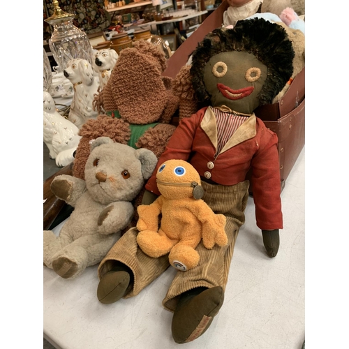 162 - AN ASSORTMENT OF VARIOUS VINTAGE TOYS, INCLUDING TWO DOLLS AND OTHER SOFT EXAMPLES