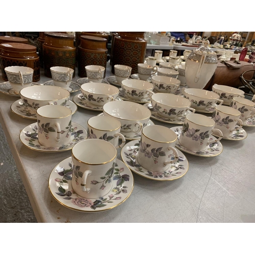 173 - A COLLECTION OF ROYAL WORCESTER AND CROWN STAFFORDSHIRE CHINA TO INCLUDE CUPS AND SAUCERS, A TEA POT... 