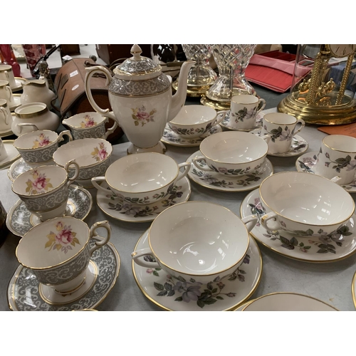 173 - A COLLECTION OF ROYAL WORCESTER AND CROWN STAFFORDSHIRE CHINA TO INCLUDE CUPS AND SAUCERS, A TEA POT... 