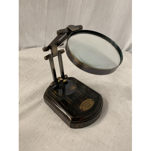 177 - A MAGNIFYING GLASS ON A WOODEN BASE H: 10.5