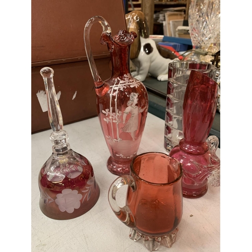 180 - A GROUP OF FOUR CRANBERRY GLASSWARE ITEMS TO INCLUDE A MODERN EXAMPLE