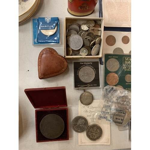 181 - AN ASSORTMENT OF COMMEMORATIVE COINS TO INCLUDE SIXPENCES, FIVE PENCE PIECES ETC