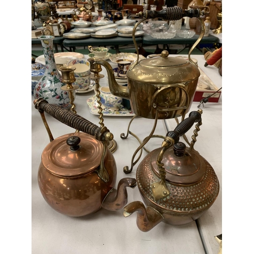 184 - AN ASSORTMENT OF BRASS AND COPPER ITEMS TO INCLUDE A WHITE METAL TANKARD, TWO COPPER KETTLES, CANDLE... 