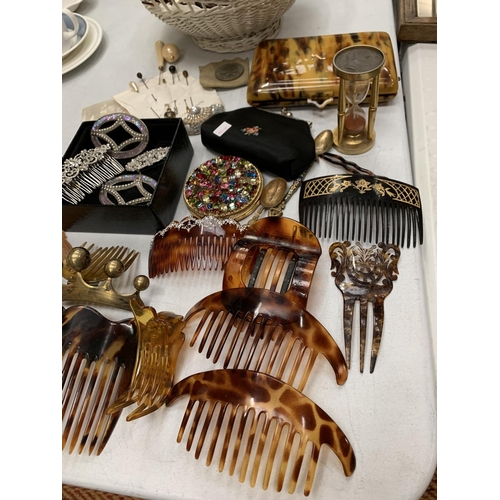 197 - A SELECTION OF DECORATIVE ITEMS TO INCLUDE A SMALL TORTOISE SHELL VANITY BOX, VINTAGE HAT PINS, HAIR... 