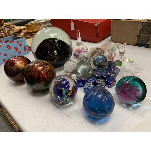 200 - A SELECTION OF GLASS ITEMS TO INCLUDE PAPER WEIGHTS, TRINKET BOX ETC