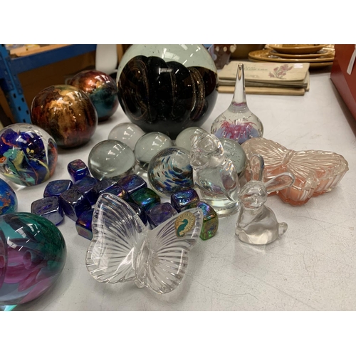 200 - A SELECTION OF GLASS ITEMS TO INCLUDE PAPER WEIGHTS, TRINKET BOX ETC