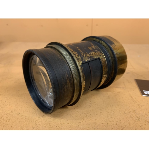 204 - A VINTAGE BRASS CAMERA LENS WITH NO VISIBLE ENGRAVING, BELIEVED TO BE TAYLOR & HOBSON