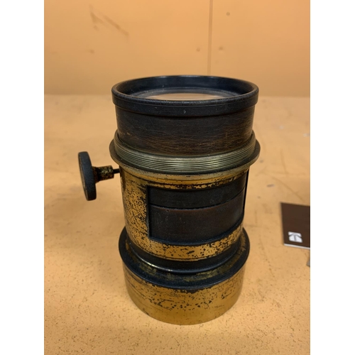 204 - A VINTAGE BRASS CAMERA LENS WITH NO VISIBLE ENGRAVING, BELIEVED TO BE TAYLOR & HOBSON