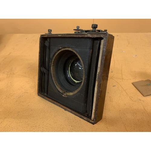 221 - A VINTAGE BUSCH'S PORTRAIT APLANAT NO4 BRASS CAMERA LENS WITH WOODEN FRAME