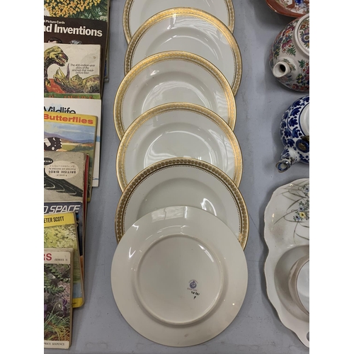 229 - A SET OF EIGHT CRESCENT & SONS GEORGE JONES CHINA SIDE PLATES WITH GOLD DECORATION