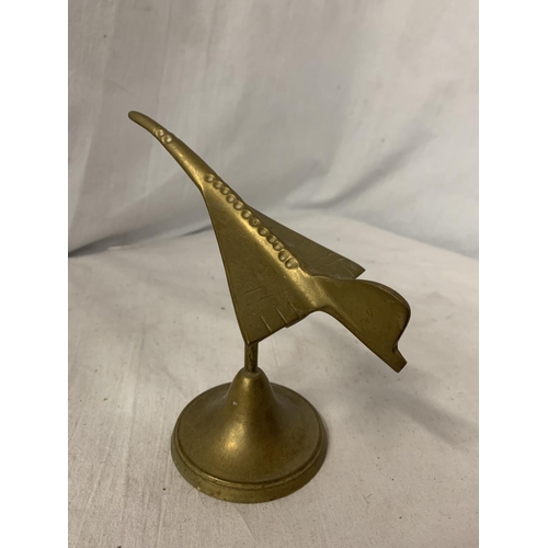 234 - A BRASS CONCORDE MODEL ON A BRASS PLINTH H:15.5CM