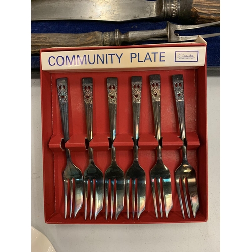 247 - A VINTAGE BOXED MEAT CARVING SET AND SIX BOXED COMMUNITY PLATE CAKE FORKS