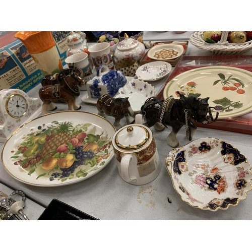 249 - AN ASSORTMENT OF CERAMIC ITEMS TO INCLUDE FOUR SHIRE HORSE FIGURINES, TRINKET DISHES ETC