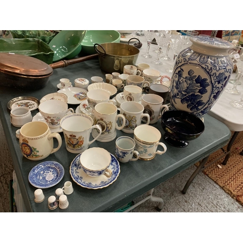 252 - A LARGE COLLECTION OF CERAMIC WARE TO INCLUDE A BLUE AND WHITE TABLE LAMP, COMMEMORATIVE WARE, A CUP... 