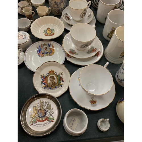 252 - A LARGE COLLECTION OF CERAMIC WARE TO INCLUDE A BLUE AND WHITE TABLE LAMP, COMMEMORATIVE WARE, A CUP... 