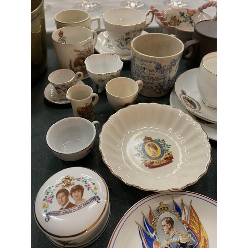 252 - A LARGE COLLECTION OF CERAMIC WARE TO INCLUDE A BLUE AND WHITE TABLE LAMP, COMMEMORATIVE WARE, A CUP... 