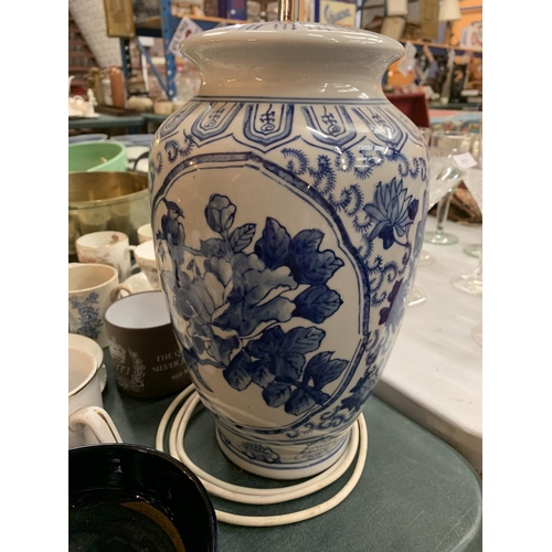 252 - A LARGE COLLECTION OF CERAMIC WARE TO INCLUDE A BLUE AND WHITE TABLE LAMP, COMMEMORATIVE WARE, A CUP... 