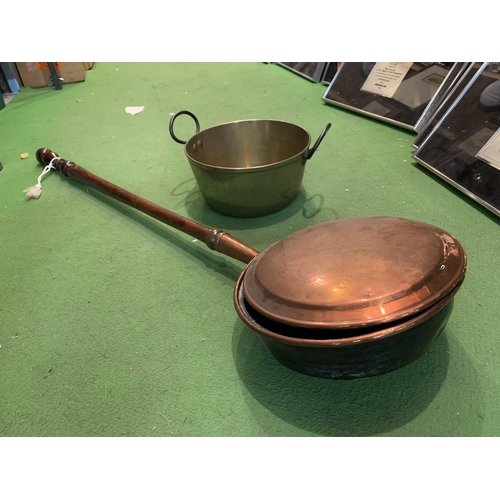 253 - A HEAVY BRASS PRESERVING PAN AND A VINTAGE COPPER BED WARMER