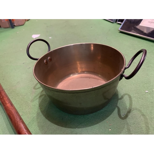 253 - A HEAVY BRASS PRESERVING PAN AND A VINTAGE COPPER BED WARMER