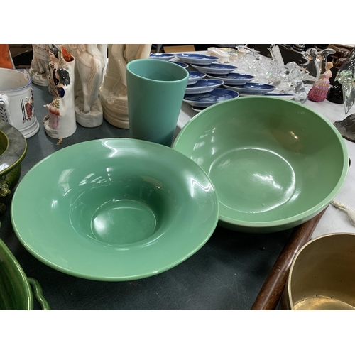 254 - SEVEN ITEMS OF GREEN CERAMIC WARE TO INCLUDE A LARGE SERVING DISH AND A BOWL AND PLATTER IN THE FORM... 