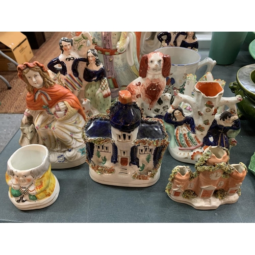 256 - AN ASSORTMENT OF COLLECTABLE CERAMICS, TO INCLUDE SOME FLATBACK FIGURINES