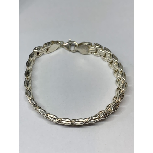 511 - A MARKED 925 ITALIAN SILVER BRACELET WITH A PRESENTATION BOX