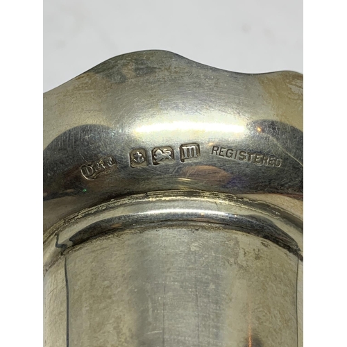 515 - A HALLMARKED BIRMINGHAM 1911 BUD VASE WITH WEIGHTED BASE