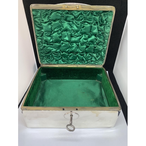 522 - A HALLMARKED BIRMINGHAM 1905 SILVER JEWELLERY BOX WITH KEY GROSS WEIGHT 600g