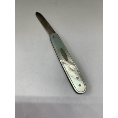 528 - A SILVER FRUIT KNIFE WITH MOTHER OF PEARL HANDLE