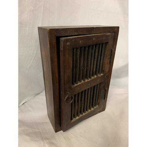 71 - A STAINED OAK KEY CABINET WITH METAL SLAT DETAIL 21.5CM X 32CM