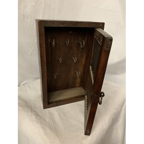 71 - A STAINED OAK KEY CABINET WITH METAL SLAT DETAIL 21.5CM X 32CM