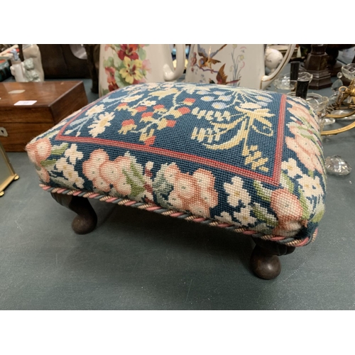 76 - A SMALL VINTAGE FOOTSTOOL WITH MAHOGANY LEGS AND A TAPESTRY TOP 37CM X 25CM X 15CM