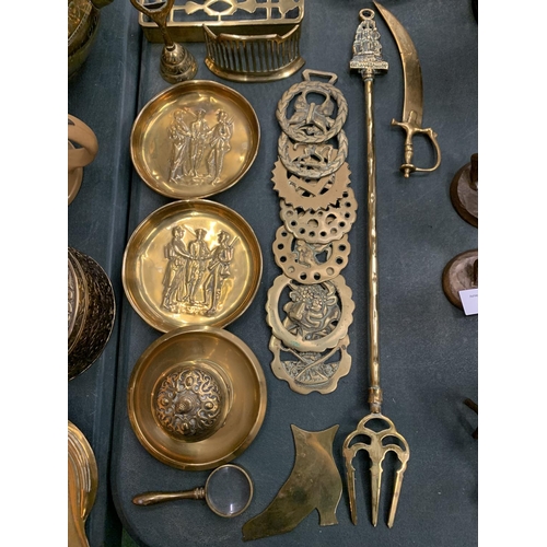 82 - A LARGE QUANTITY OF BRASS AND COPPER WARE TO INCLUDE KETTLES, DISHES, A BRASS DECORATIVE OVAL HINGE ... 