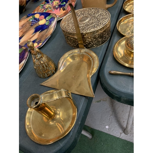 82 - A LARGE QUANTITY OF BRASS AND COPPER WARE TO INCLUDE KETTLES, DISHES, A BRASS DECORATIVE OVAL HINGE ... 