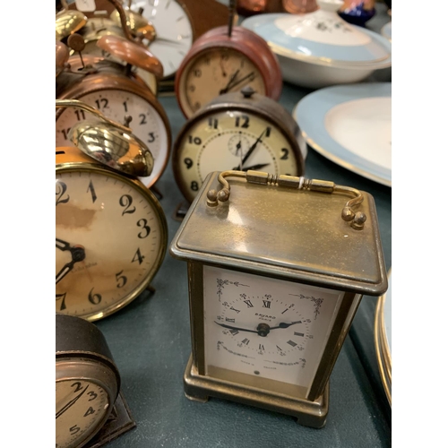 99 - EIGHT EXAMPLES OF VINTAGE AND RETRO ALARM CLOCKS TO ALSO INCLUDE A 'BAYARD, PARIS' EIGHT DAY CARRIAG... 