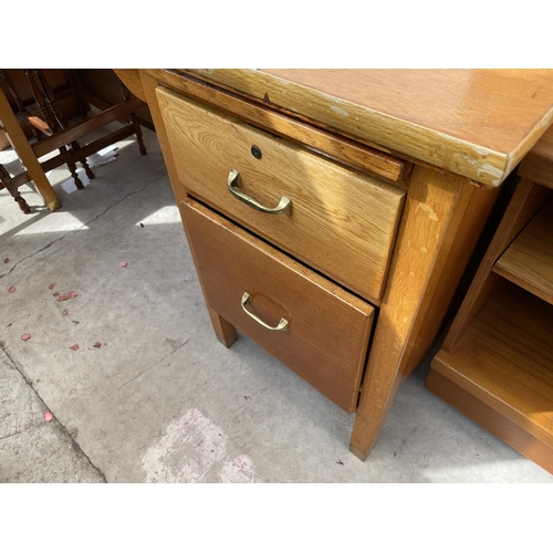 2067 - A MID 20th CENTURY SINGLE PEDESTAL OFFICE DESK WITH BRASS HANDLES 54