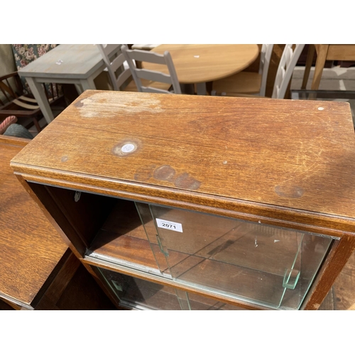 2071 - A MID 20th CENTURY 'MINTY, LIBRARY SPECIALISTS OF OXFORD' BOOKCASE WITH SLIDING GLASS DOORS (LACKING... 