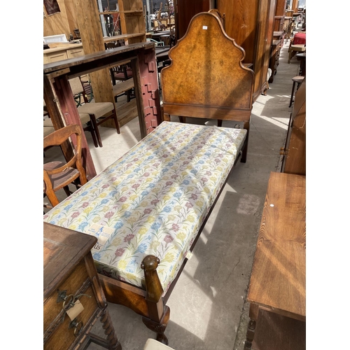 2073 - AN EARLY 20th CENTURY WALNUT AND CROSS BANDED BEDROOM SUITE COMPRISING OF: KNEE-HOLE DRESSING TABLE ... 