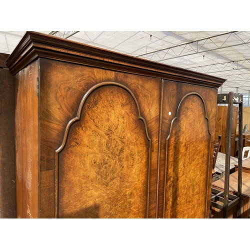 2073 - AN EARLY 20th CENTURY WALNUT AND CROSS BANDED BEDROOM SUITE COMPRISING OF: KNEE-HOLE DRESSING TABLE ... 