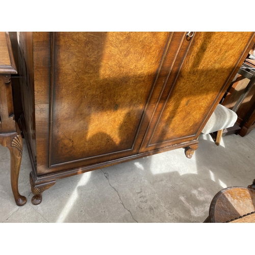 2073 - AN EARLY 20th CENTURY WALNUT AND CROSS BANDED BEDROOM SUITE COMPRISING OF: KNEE-HOLE DRESSING TABLE ... 